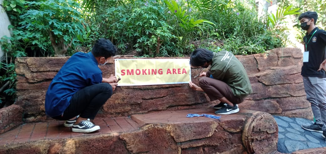 Kegiatan 2. Pemasangan Slogan Smoking area pada KBR RW 01 Petompon yang dilakukan oleh Kelompok 1